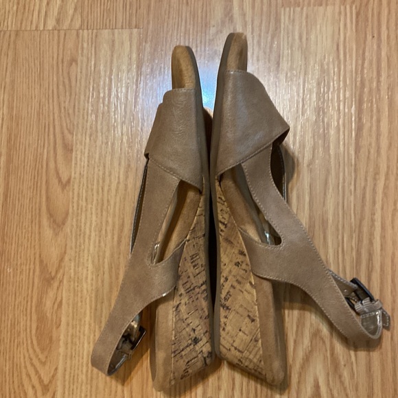 Aerosoles tan wedge sandals with adjustable strap size 10 - Picture 9 of 11